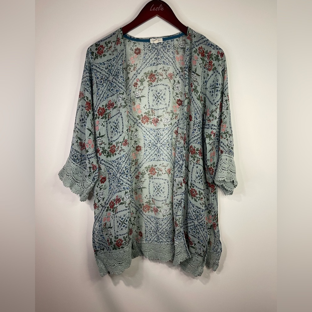 Mason & Belle open front floral kimono with‎ lace trim.